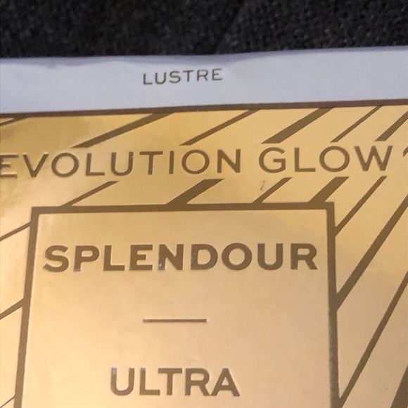 Revolution Glow Lustre 🖤 - Picture 4 of 9